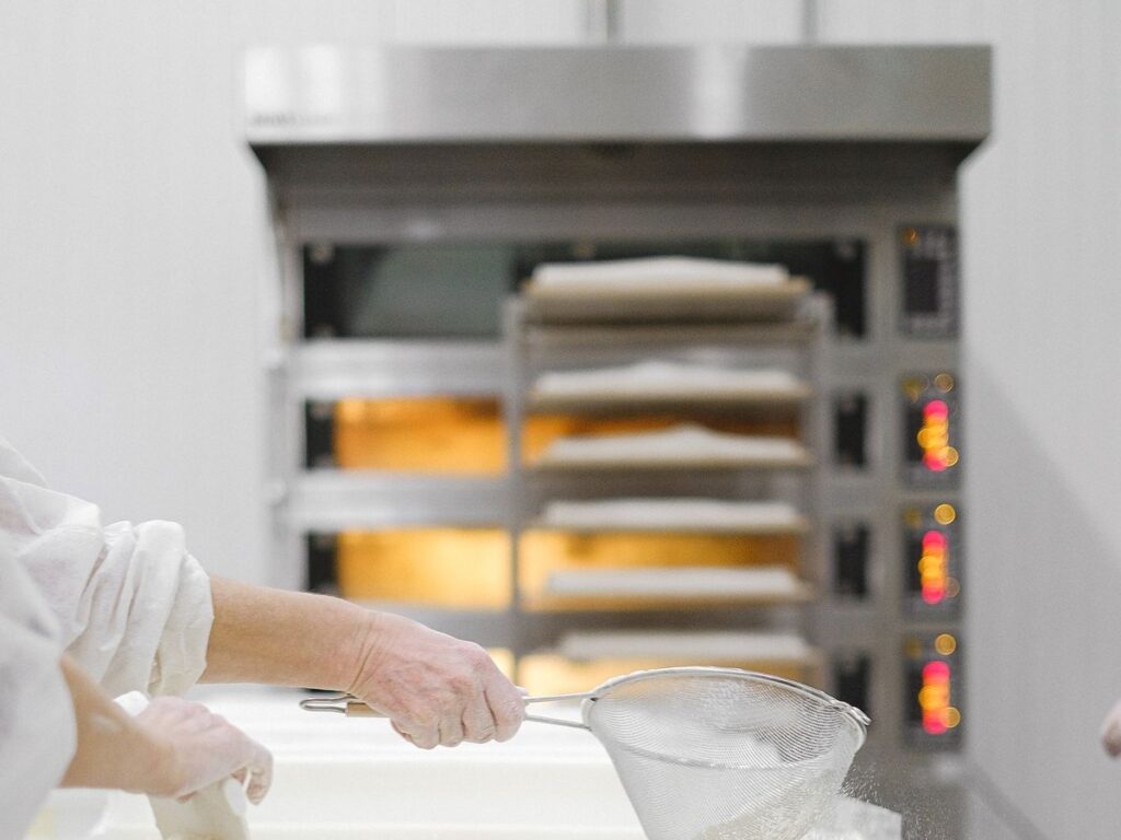 Bodenablauf in der Backstube läuft über, Bäckerei in Buchs, vor der Reinigung