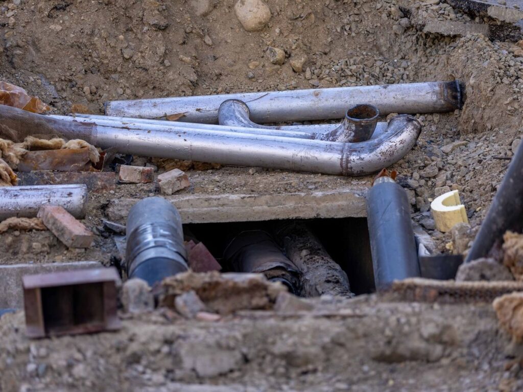 Verstopfter Kanal nach Bauarbeiten, Gewerbeareal in Schaan, vor der Reinigung